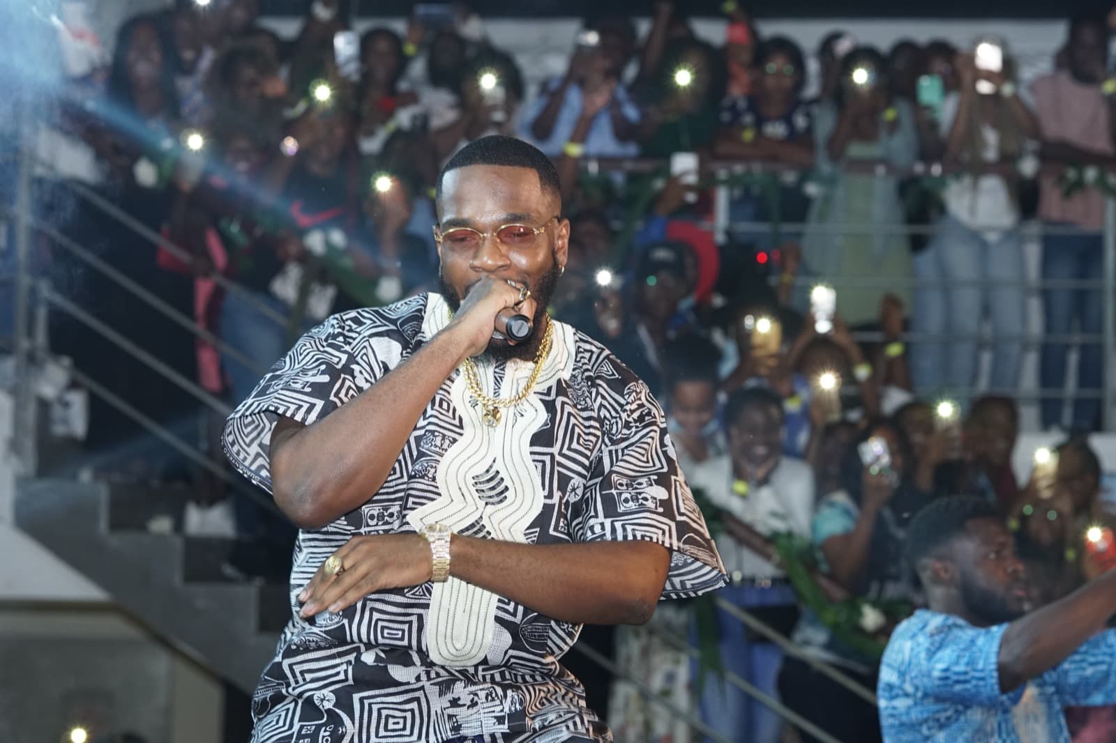 Tayc på scenen på Salle du Saphir i Akwa (Douala), desember 2020